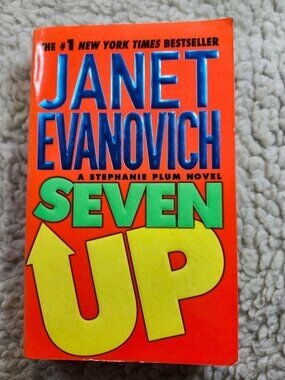 Janet Evanovich Seven Up Stephanie Plum Paperback 2002 Mystery Crime Bestseller